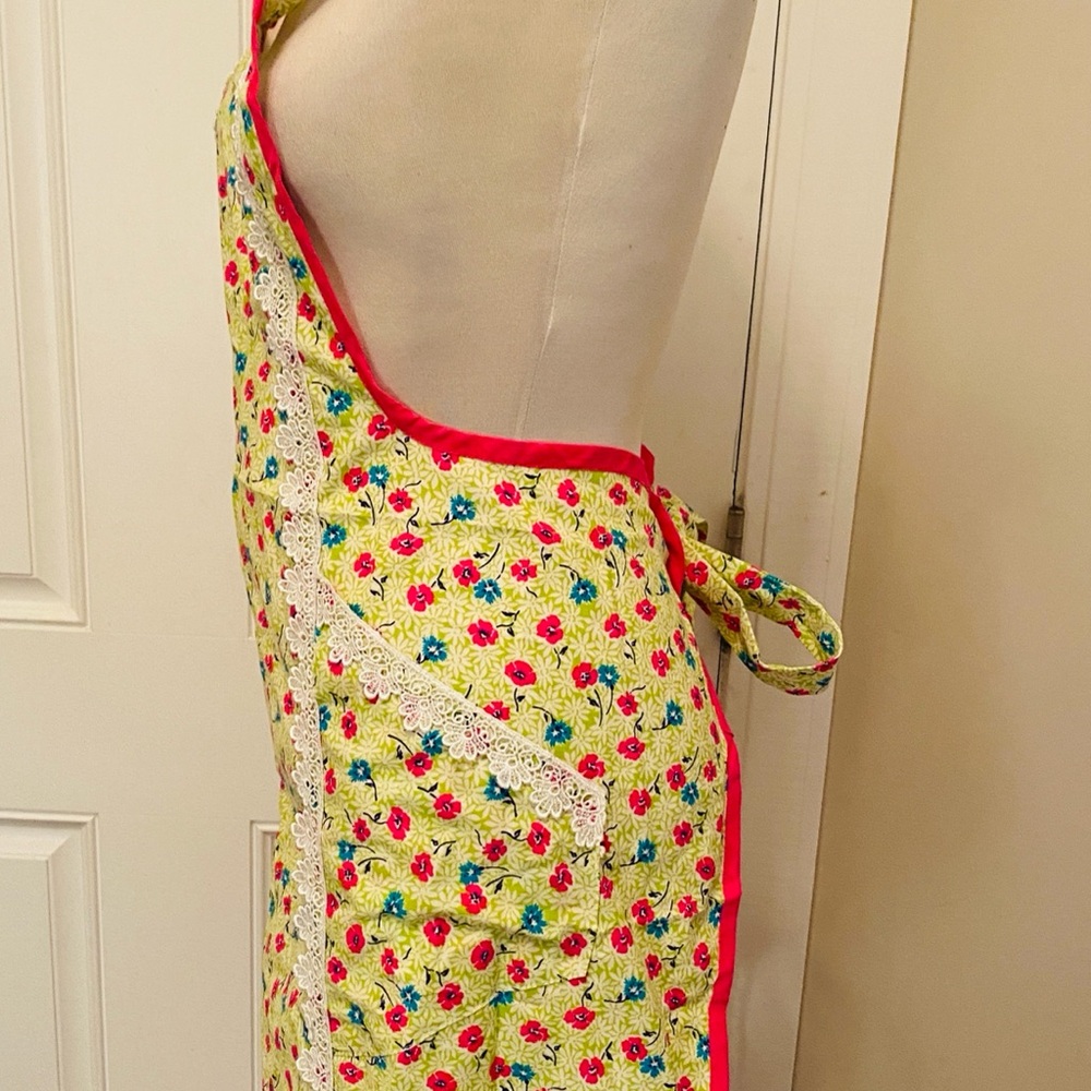 🩷🩷Floral Apron with Red Trim - Picture 3 of 7